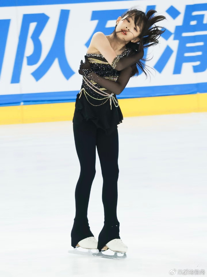 中国奥运亚军培养女儿继承衣钵,年仅九岁就惊艳赛场,甜美又可爱|张丹|花样滑冰|冬奥会|双人滑|都灵冬奥会_新浪体育_新浪新闻