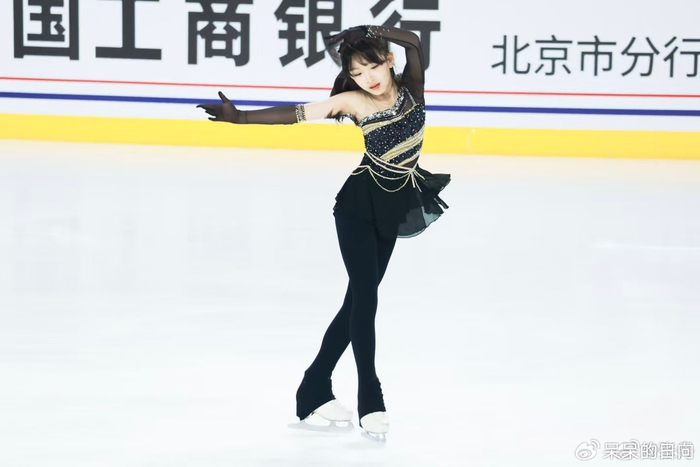中国奥运亚军培养女儿继承衣钵,年仅九岁就惊艳赛场,甜美又可爱|张丹|花样滑冰|冬奥会|双人滑|都灵冬奥会_新浪体育_新浪新闻