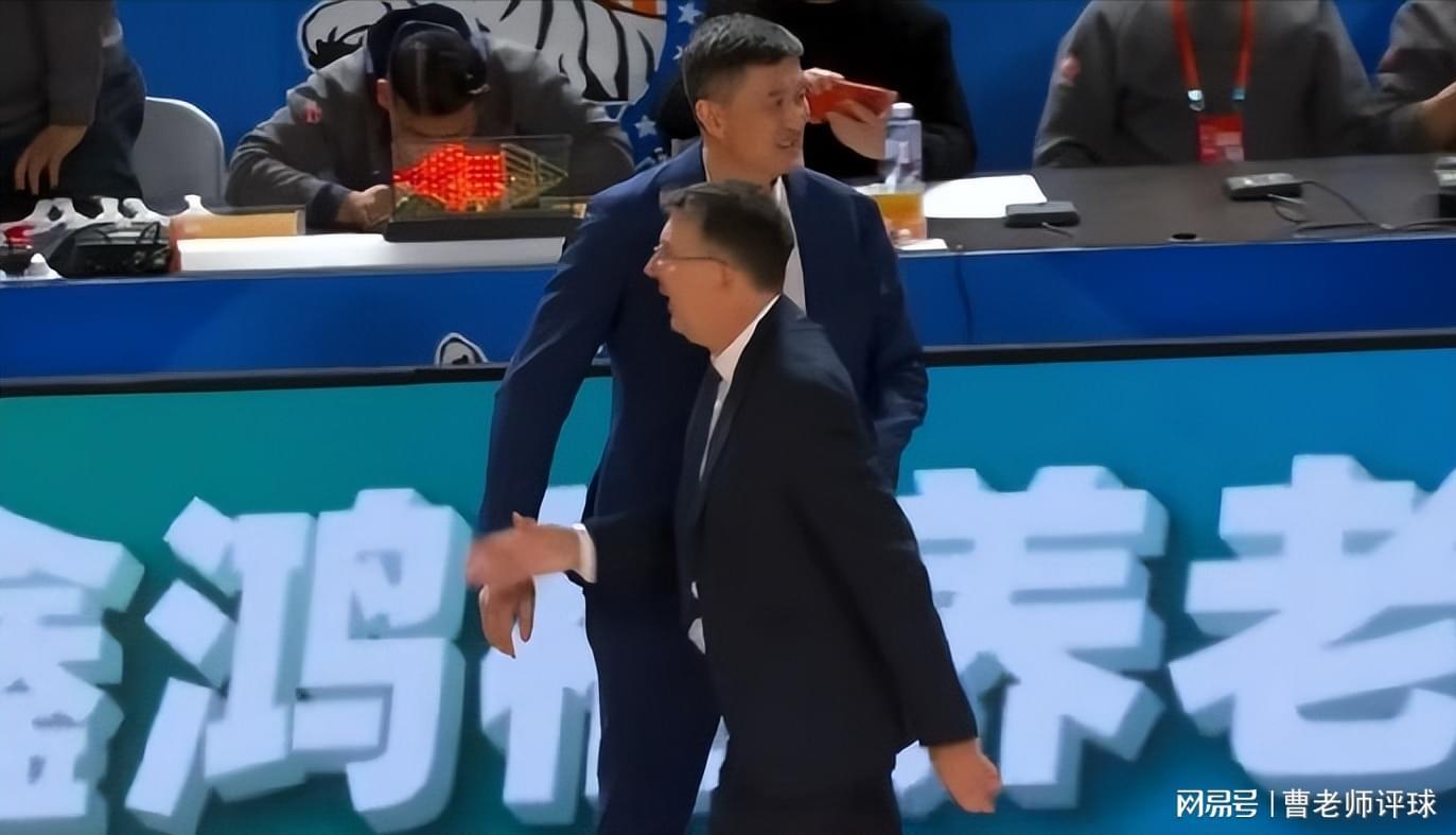 开云-领先18分都能输!杜锋的“老寒腿组合”,到底在想什么?