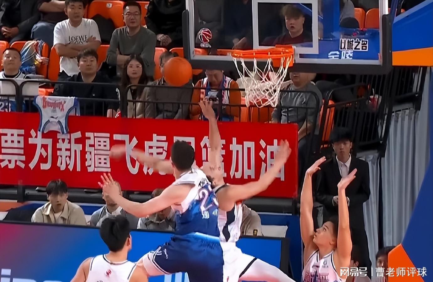 开云-领先18分都能输！杜锋的“老寒腿组合”，到底在想什么？